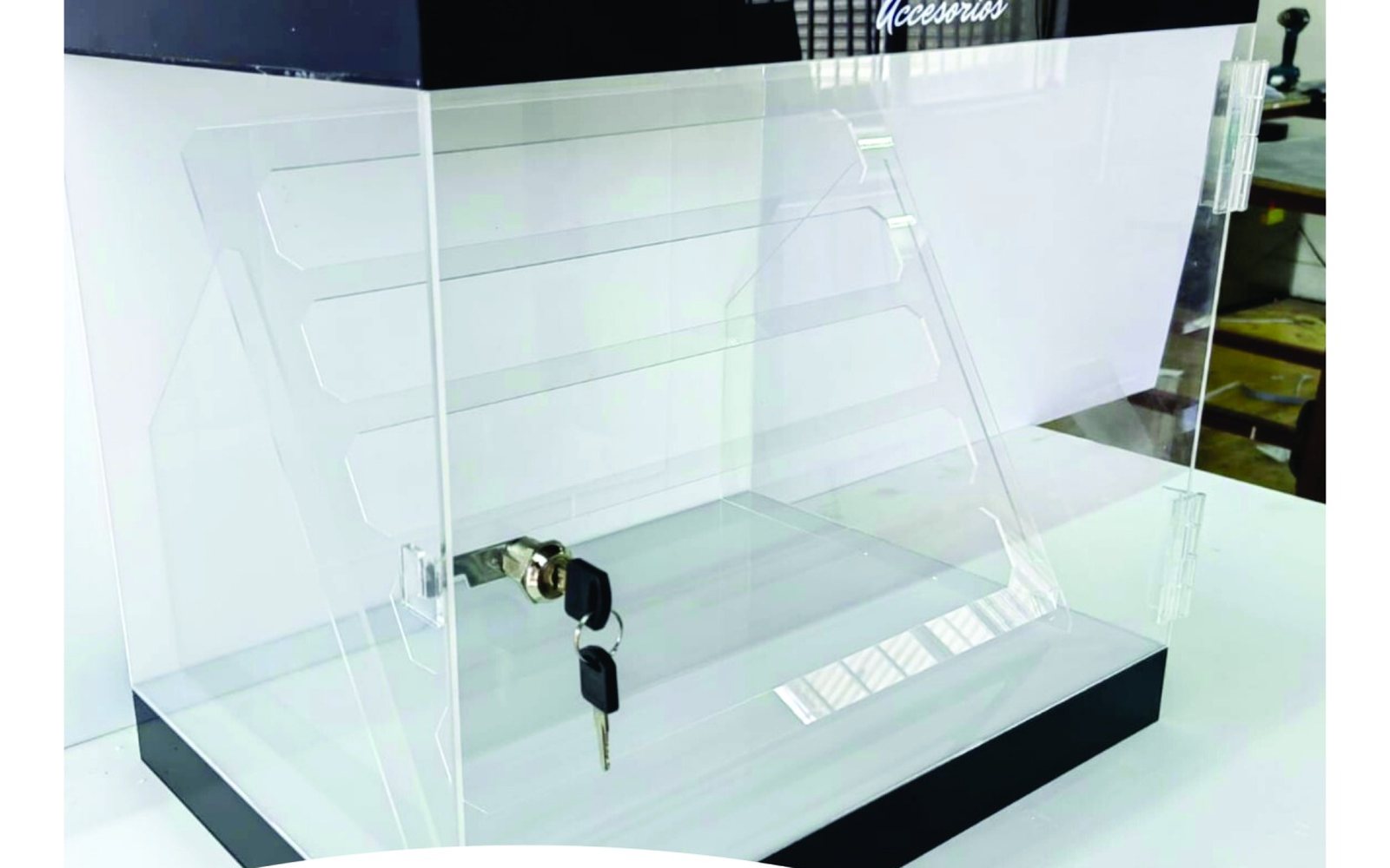 Caja de acrílico transparente con llave fabricada por Acrílicos Tijuana