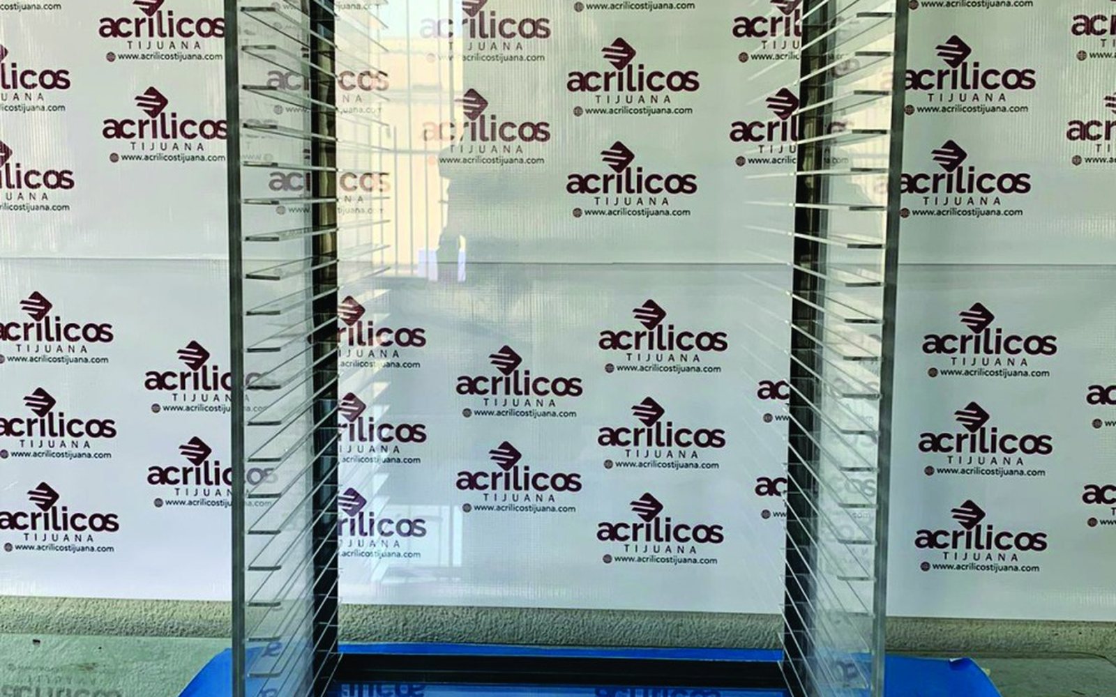 Exhibidores y urnas de acrílico fabricados por Acrílicos Tijuana