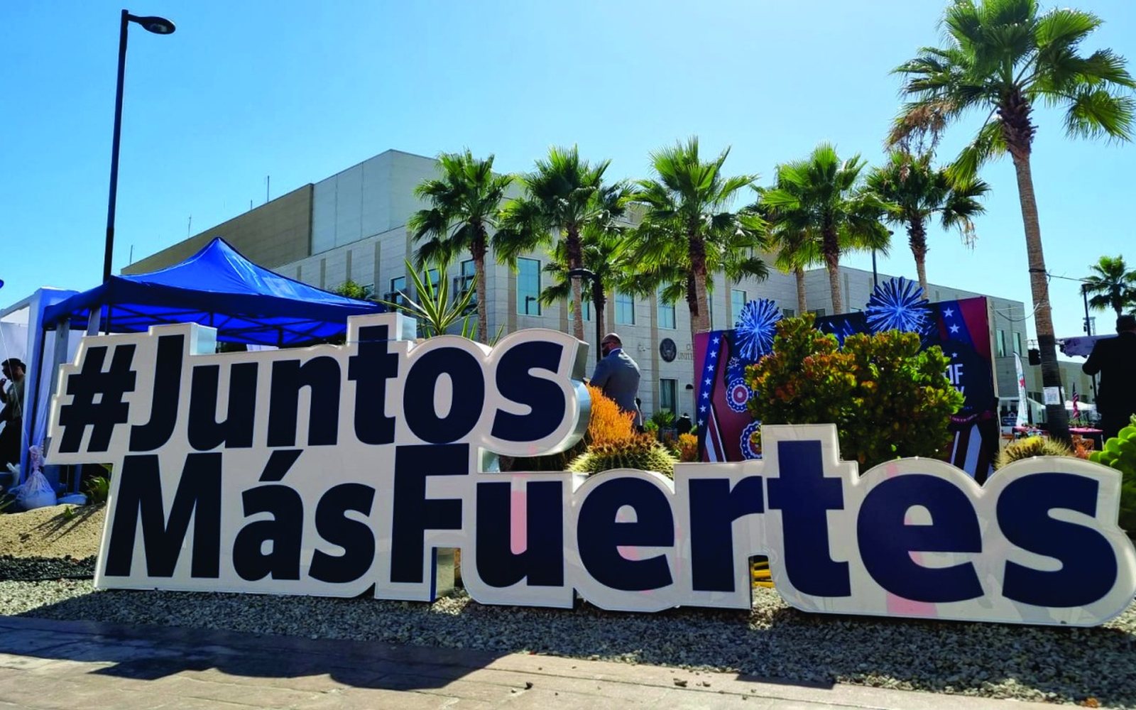 Letras y lona instaladas en el Consulado de Estados Unidos en Tijuana