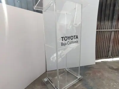 Exhibidor de acrílico para sala de exhibición · Toyota