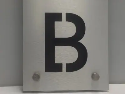 Número de acceso en acrílico cepillado