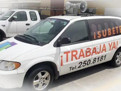 Rotulación publicitaria en camioneta de reclutamiento