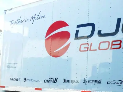 Rotulación completa de camión con imagen de marca · DJO Global