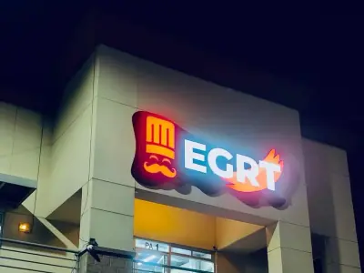 Fachada iluminada de local comercial · EGRT