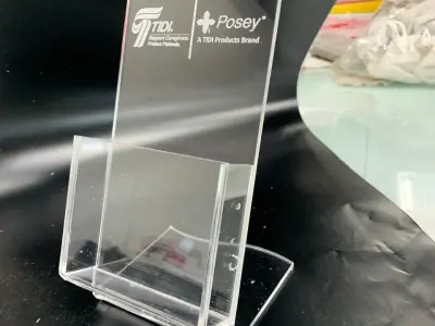 Exhibidor de acrílico con grabado láser