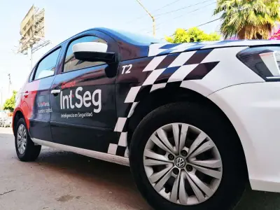 Rotulación deportiva en auto de servicio · Grupo IntSeg