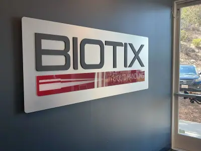 Letrero de recepción en acrílico y vinil · Biotix