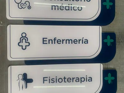Señalización de consultorios en acrílico