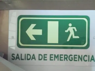 Señal de salida de emergencia fotoluminiscente