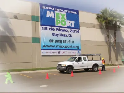 Lona de evento industrial en fachada