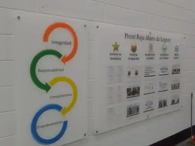 Tableros de comunicación interna en muro de color