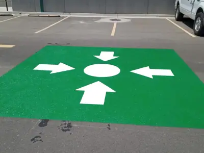 Señalización de piso con flechas de circulación