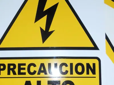 Señal de precaución por alto voltaje