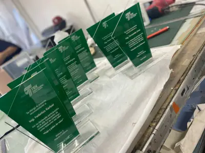 Piezas de acrílico verde cortadas a la medida
