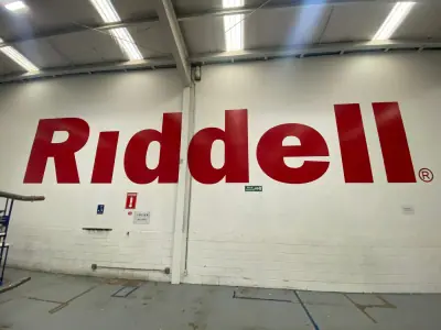 Vinil de muro con imagen de marca · Riddell