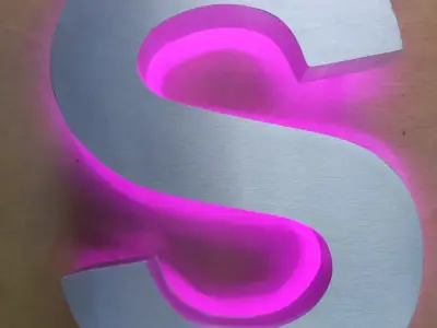 Letra iluminada con acabado espejo
