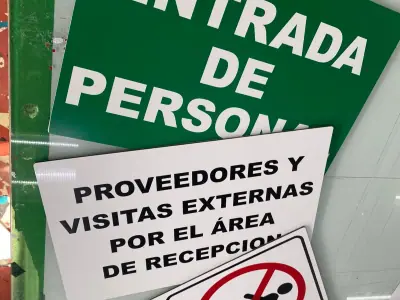 Señales de acceso para personal y proveedores