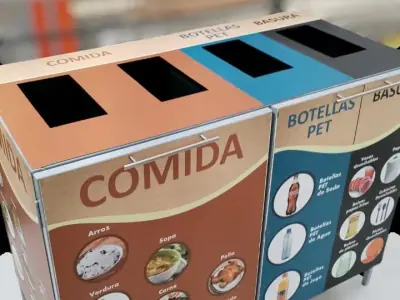 Botes de separación de residuos rotulados