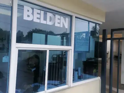 Rotulación de vitrina en local comercial · Belden